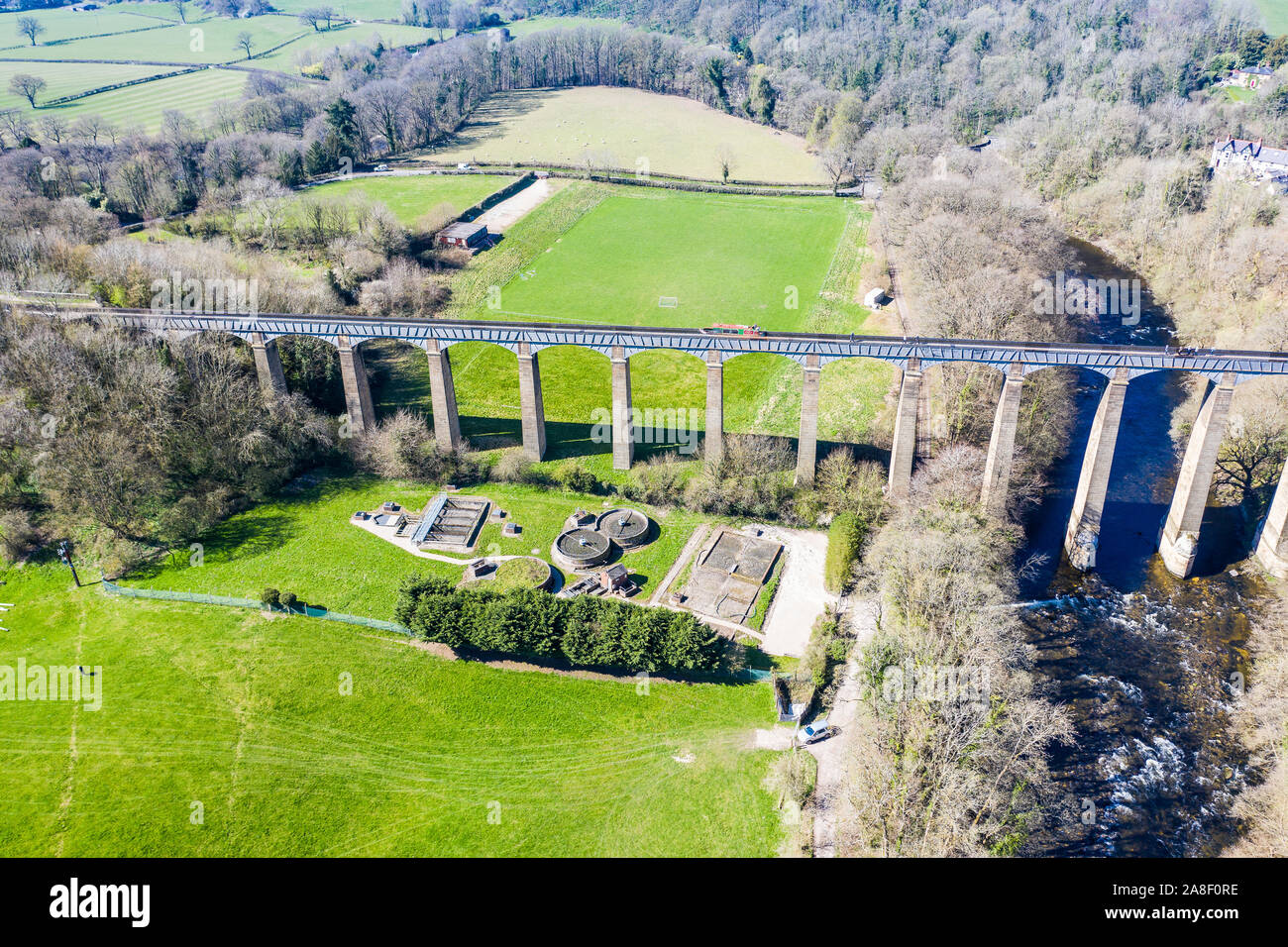 Vue aérienne d'un bateau étroit, traversée en bateau du canal de l'Aqueduc de Pontcysyllte situé dans la magnifique campagne galloise, célèbre route du canal de Llangollen Banque D'Images