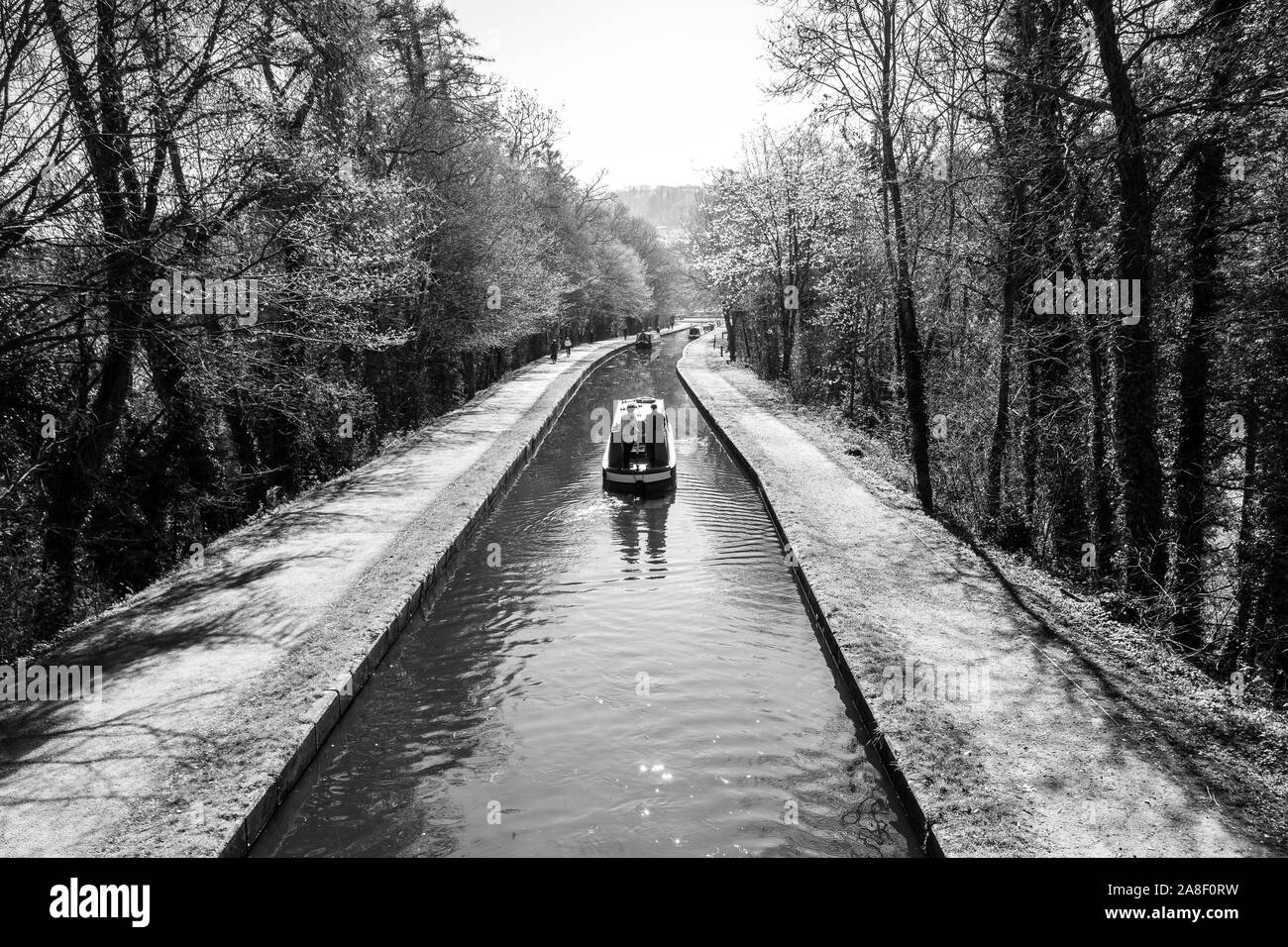 Vue de dessus de l'antenne, de bateaux, bateaux du canal étroit de descendre dans le célèbre aqueduc de Pontcysyllte, Trevor Bassin, Wrexham, Wales sur une belle journée Banque D'Images