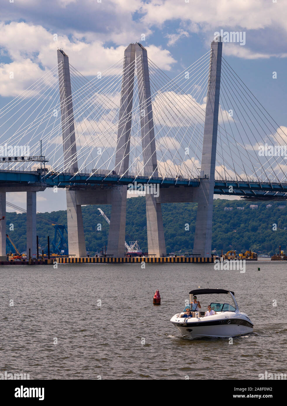 TARRYTOWN, NEW YORK, USA - Petit bateau à moteur sur la rivière Hudson, près du pont Tappan Zee. Banque D'Images