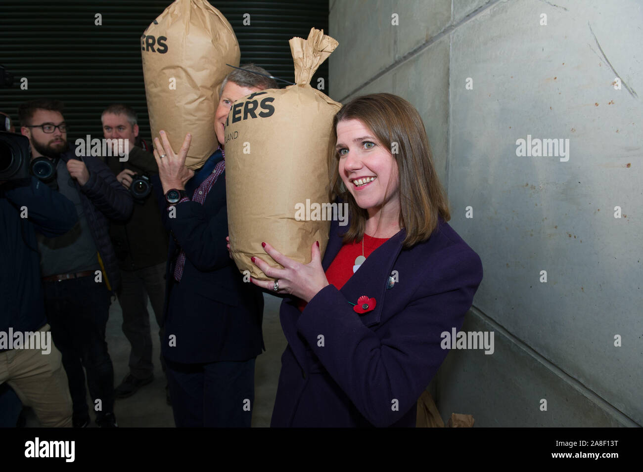 Auchtermuchty, UK. 8 novembre 2019. Sur la photo : (gauche) Willie Rennie MSP - chef du partie libéral démocrate écossais ; (droite), Jo Swinson MP - Leader du Parti libéral démocrate britannique. Le leader libéral démocrate Jo Swinson visites North East Fife dans le cadre de sa tournée du chef de l'UK, comme elle fait l'affaire de rester en Écosse les électeurs à soutenir les démocrates libéraux de protéger la place au cœur de l'UE. Crédit : Colin Fisher/Alamy Live News Banque D'Images