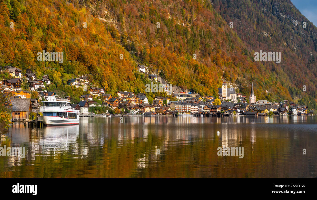 Une vue sur le village, Hallstattersee et couleur des feuilles d'automne à Hallstatt, Autriche, Europe. Banque D'Images