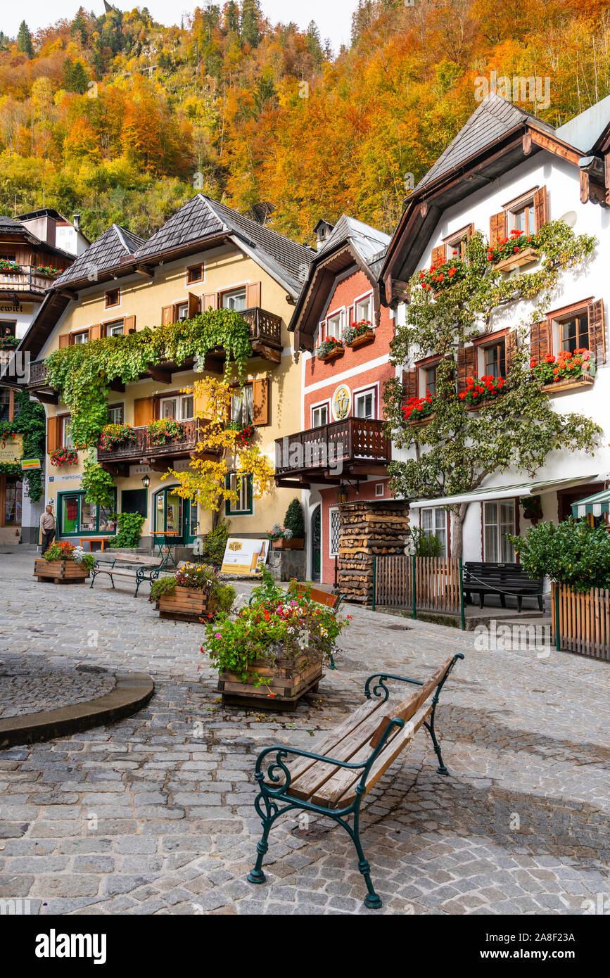 La place centrale Marktplatz en automne dans la région de Hallstatt, Autriche, Europe. Banque D'Images