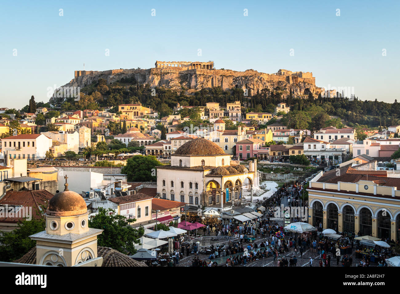 Athènes, Grèce - 15 mai 2019 : le coucher de soleil sur la vieille ville d'Athènes avec le célèbre temple de l'Acropole et le mont et la place Monastiraki habitant en Grèce Banque D'Images Athènes, Grèce - 15 mai 2019 : le coucher de soleil sur la vieille ville d'Athènes avec le célèbre temple de l'Acropole et le mont et la place Monastiraki habitant en Grèce Banque D'Images