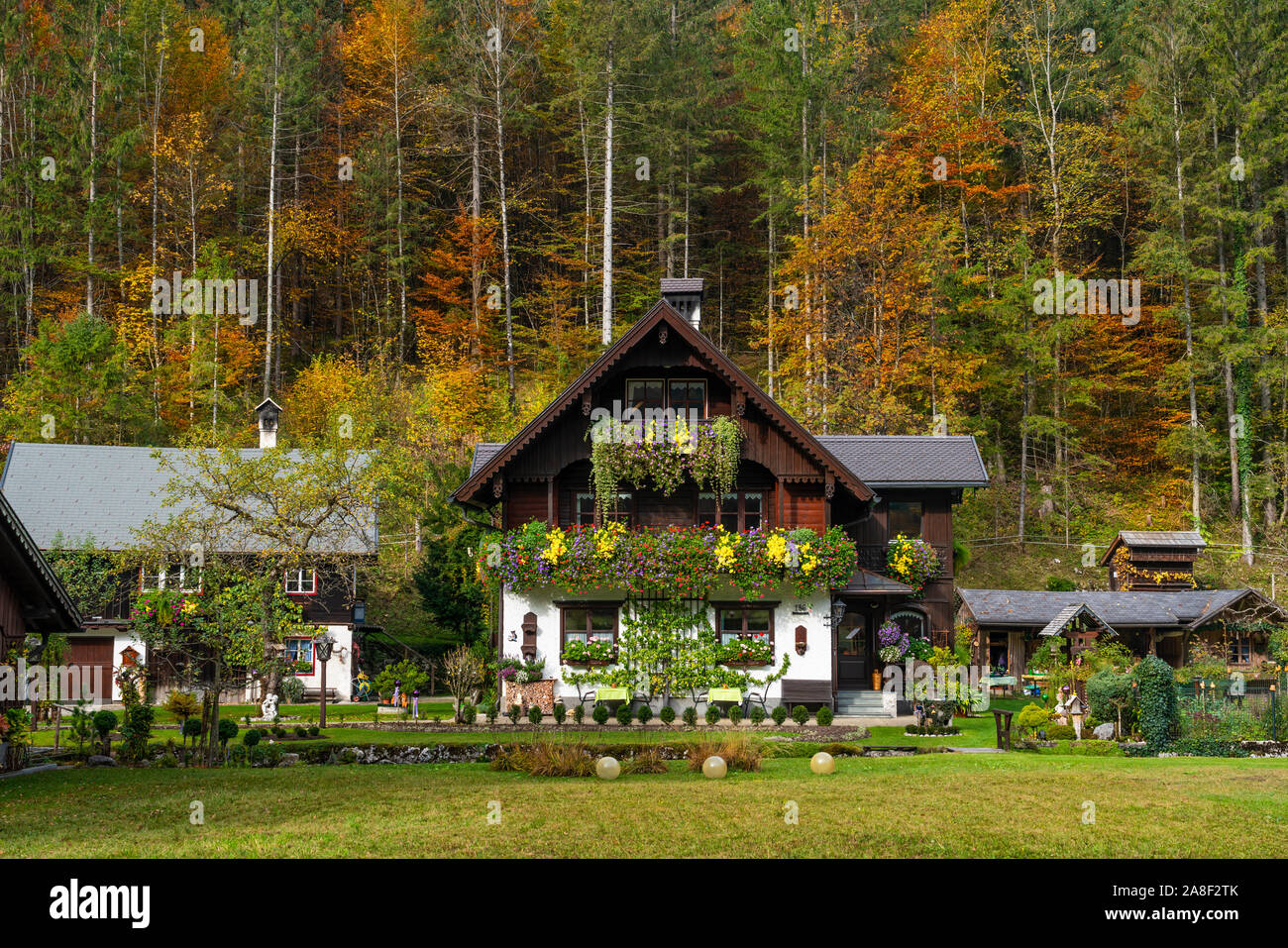 Un chalet avec la couleur des feuilles d'automne près de Bad Ausssee, l'Autriche, l'Europe. Banque D'Images