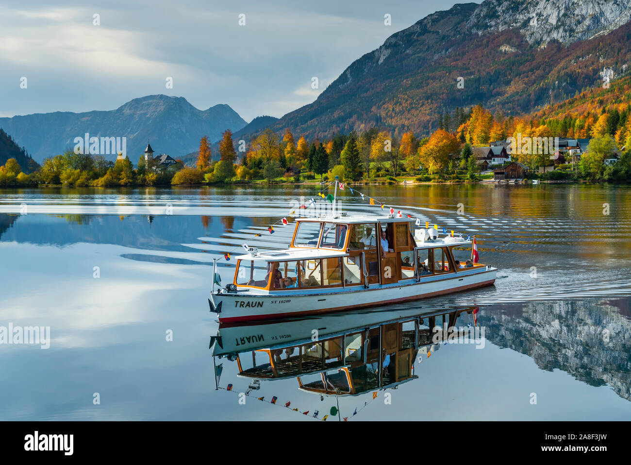 La couleur des feuilles d'automne dans les arbres et le lac calme avec des réflexions à Grundlsee, Autriche, Europe. Banque D'Images