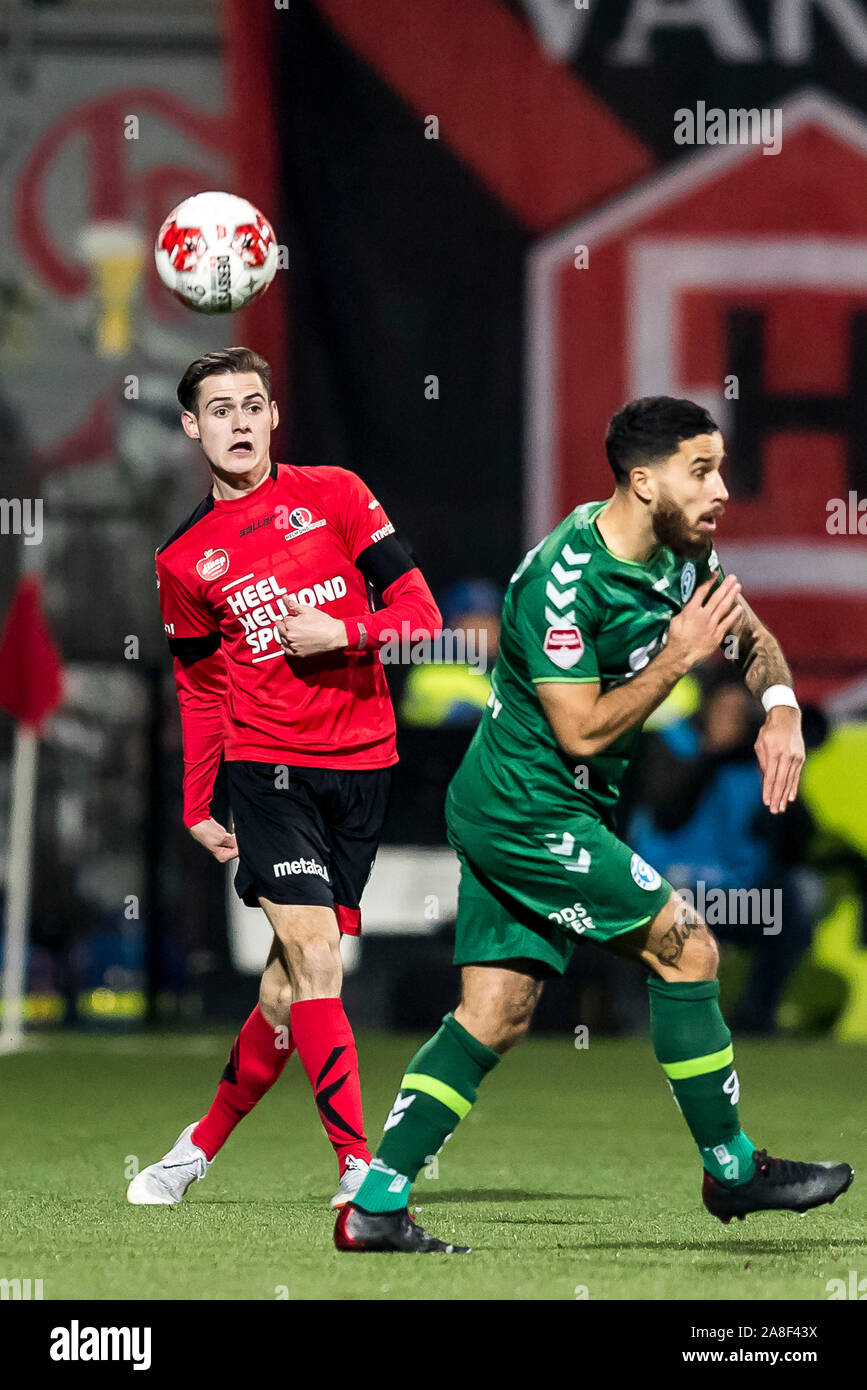 HELMOND - 08-11-2019, SolarUnie stadion néerlandaise de football, Keuken Kampioen divisie 2019-2020 la saison. Helmond Sport player Sander Vereijken, De Graafschap player Jordy Tutarima pendant le match Sport Helmon- De Graafschap. Banque D'Images