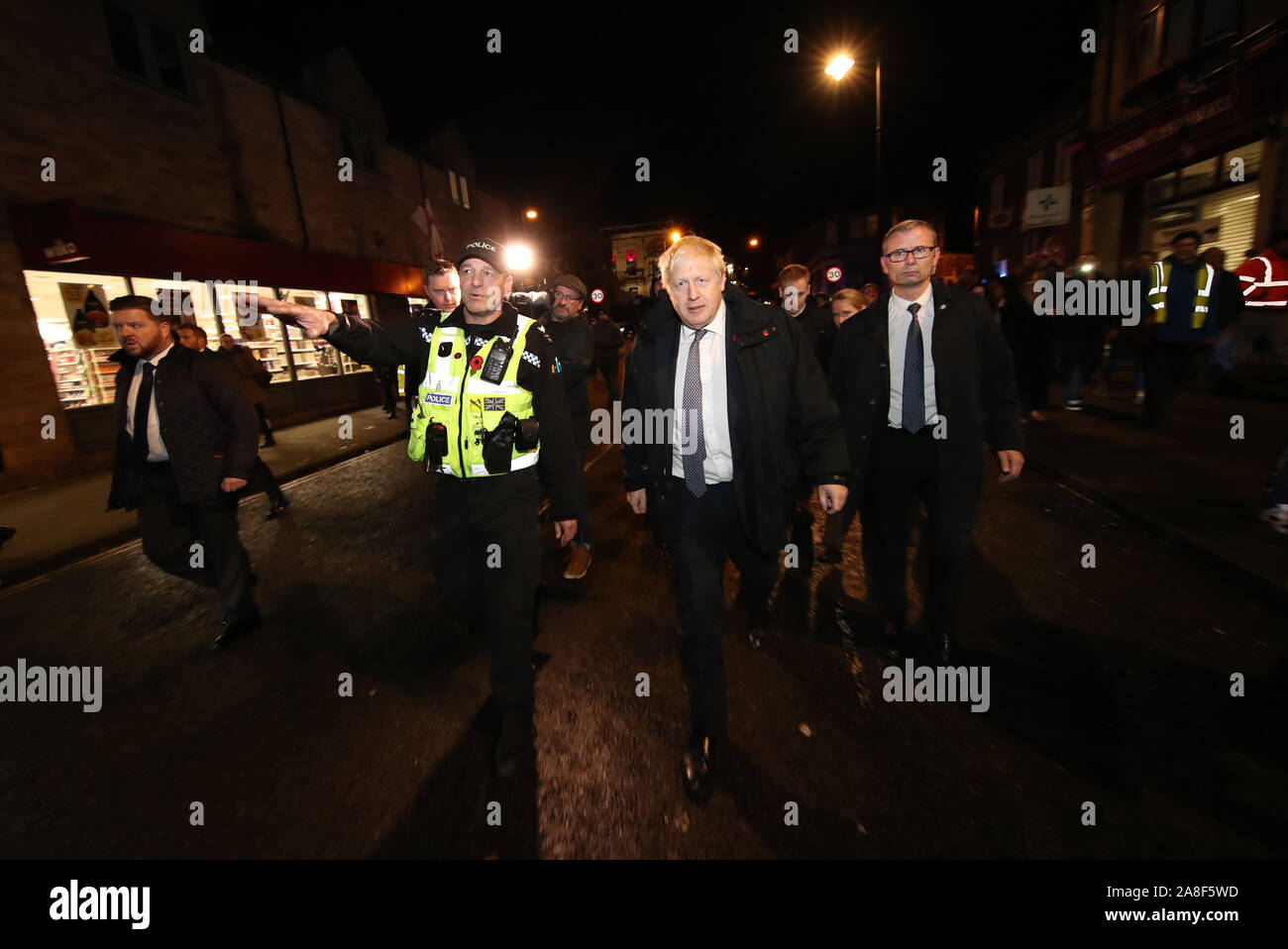 Premier ministre Boris Johnson visites Matlock, Derbyshire pour voir l'inondation. Banque D'Images