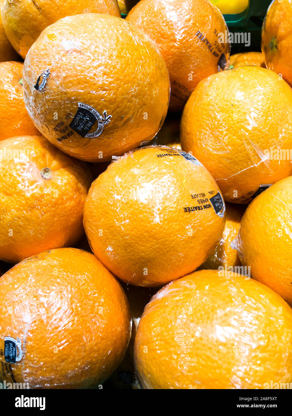 Les oranges garantis sans traitement chimique après récolte, vendu sous  emballage plastique individuel, Lyon, France Photo Stock - Alamy