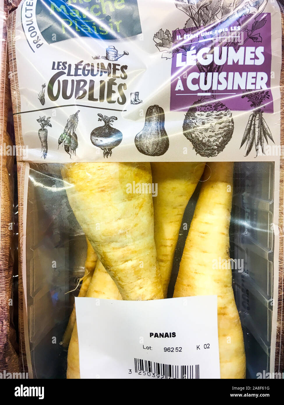 Légumes oubliés sous emballage plastique, Lyon, France Banque D'Images