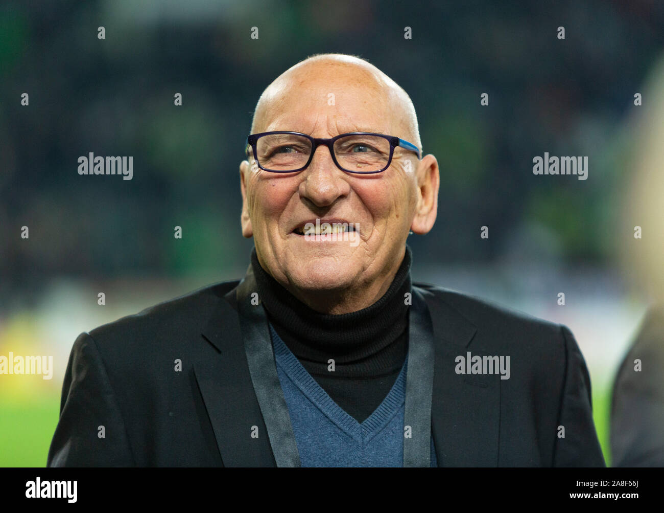 Sports, football, l'UEFA Europe League, 2019/2020, l'étape de groupe, groupe J, Journée 4, Borussia Moenchengladbach vs. que Rome 2-1, stade Borussia Park, Coupe des vainqueurs comme invités d'honneur dans le stade, les joueurs Gladbach remporte la coupe UEFA 1978 1979 dans deux jeux final contre l'étoile rouge de Belgrade, keeper Wolfgang Kleff Banque D'Images