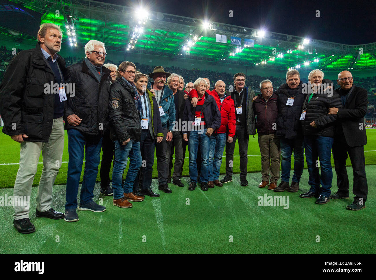 Sports, football, l'UEFA Europe League, 2019/2020, l'étape de groupe, groupe J, Journée 4, Borussia Moenchengladbach vs. que Rome 2-1, stade Borussia Park, Coupe des vainqueurs comme invités d'honneur dans le stade, les joueurs Gladbach remporte la coupe UEFA 1978 1979 dans deux jeux final contre l'étoile rouge de Belgrade Banque D'Images
