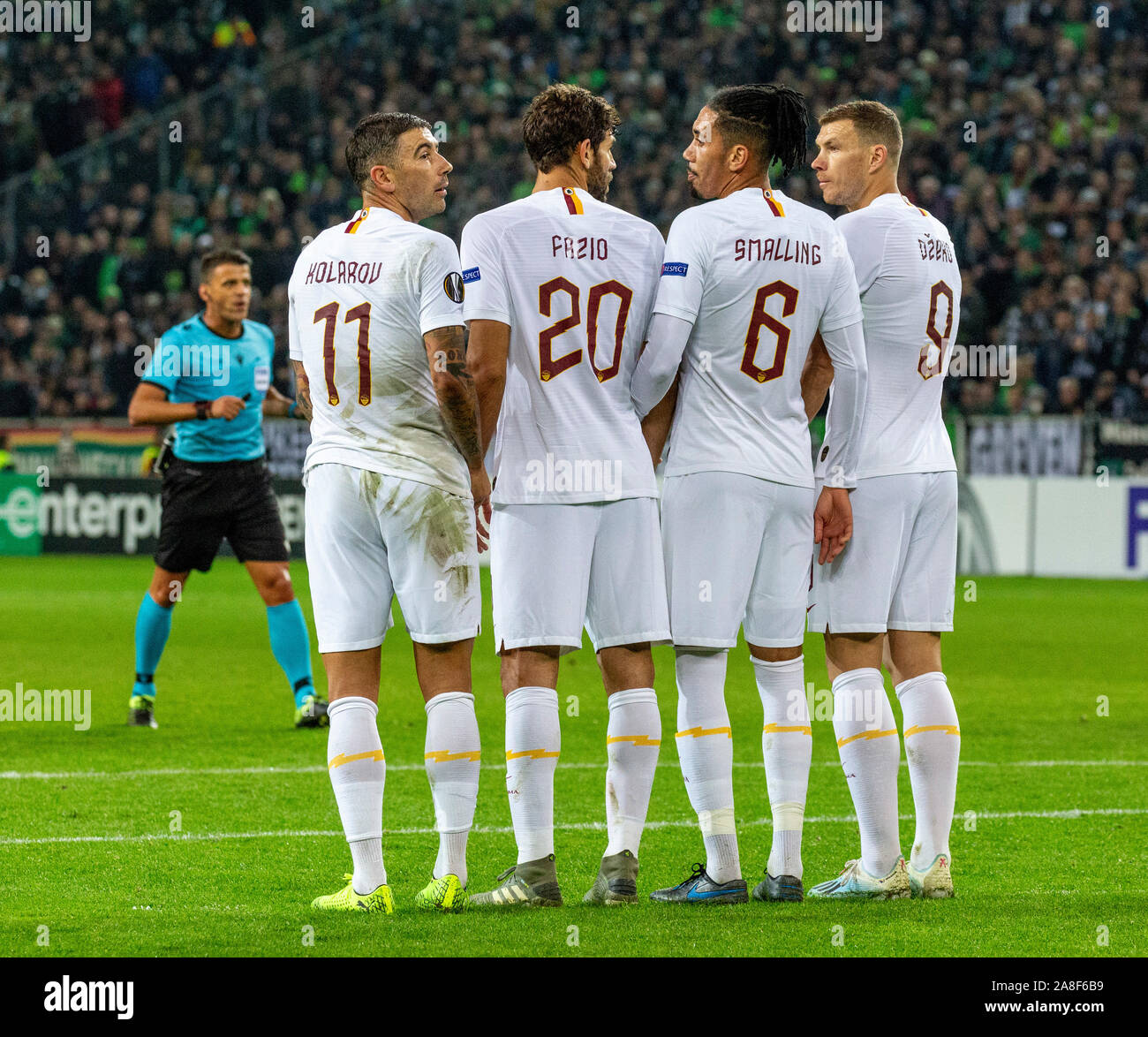 Sports, football, l'UEFA Europe League, 2019/2020, l'étape de groupe, groupe J, Journée 4, Borussia Moenchengladbach vs. que Rome 2-1, stade Borussia Park, scène du match, f.l.t.r. répondant Jésus Gil Manzano (ESP), muraille avec Aleksandar Kolarov (AS), Federico Fazio (AS), Chris Smalling (AS), Edin Dzeko (AS) Banque D'Images