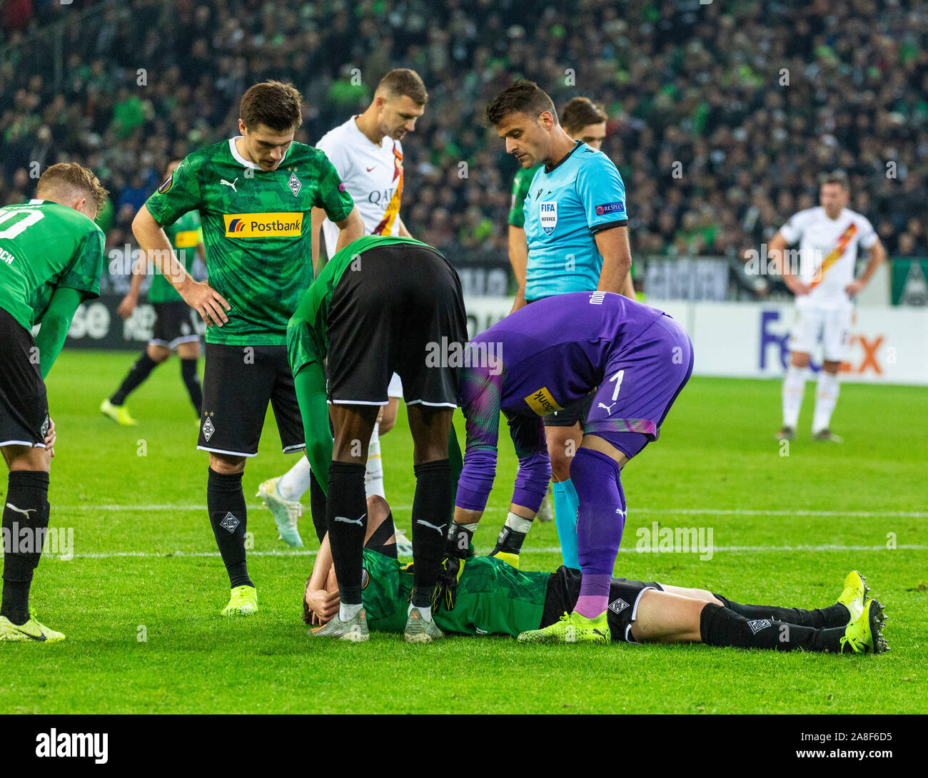 Sports, football, l'UEFA Europe League, 2019/2020, l'étape de groupe, groupe J, Journée 4, Borussia Moenchengladbach vs. que Rome 2-1, stade Borussia Park, arrêt de la partie, f.l.t.r. Elvedi Nico (MG), Jonas Hofmann (MG), Matthias Ginter (MG) blessé échoué, Denis Zakaria (MG), Edin Dzeko (AS), keeper Yann Sommer (MG), arbitre Jésus Gil Manzano (ESP) Banque D'Images