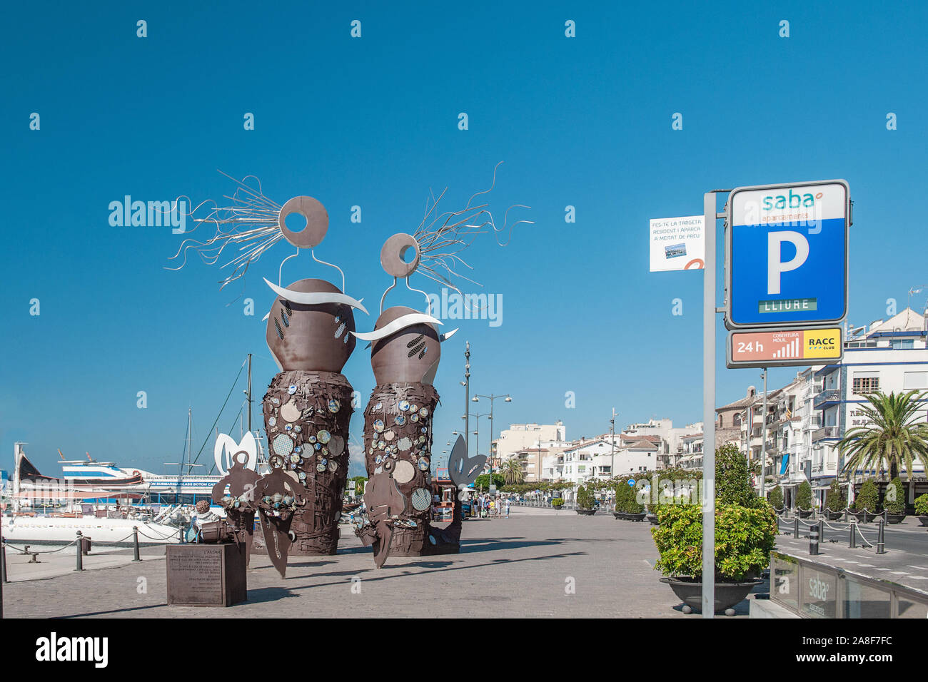 Cambrils, Espagne 06 12 2018 : le monument aux morts de marins est situé sur la plage, dans le port de Cambrils. Monument aux victimes du savoir, 1911 Banque D'Images