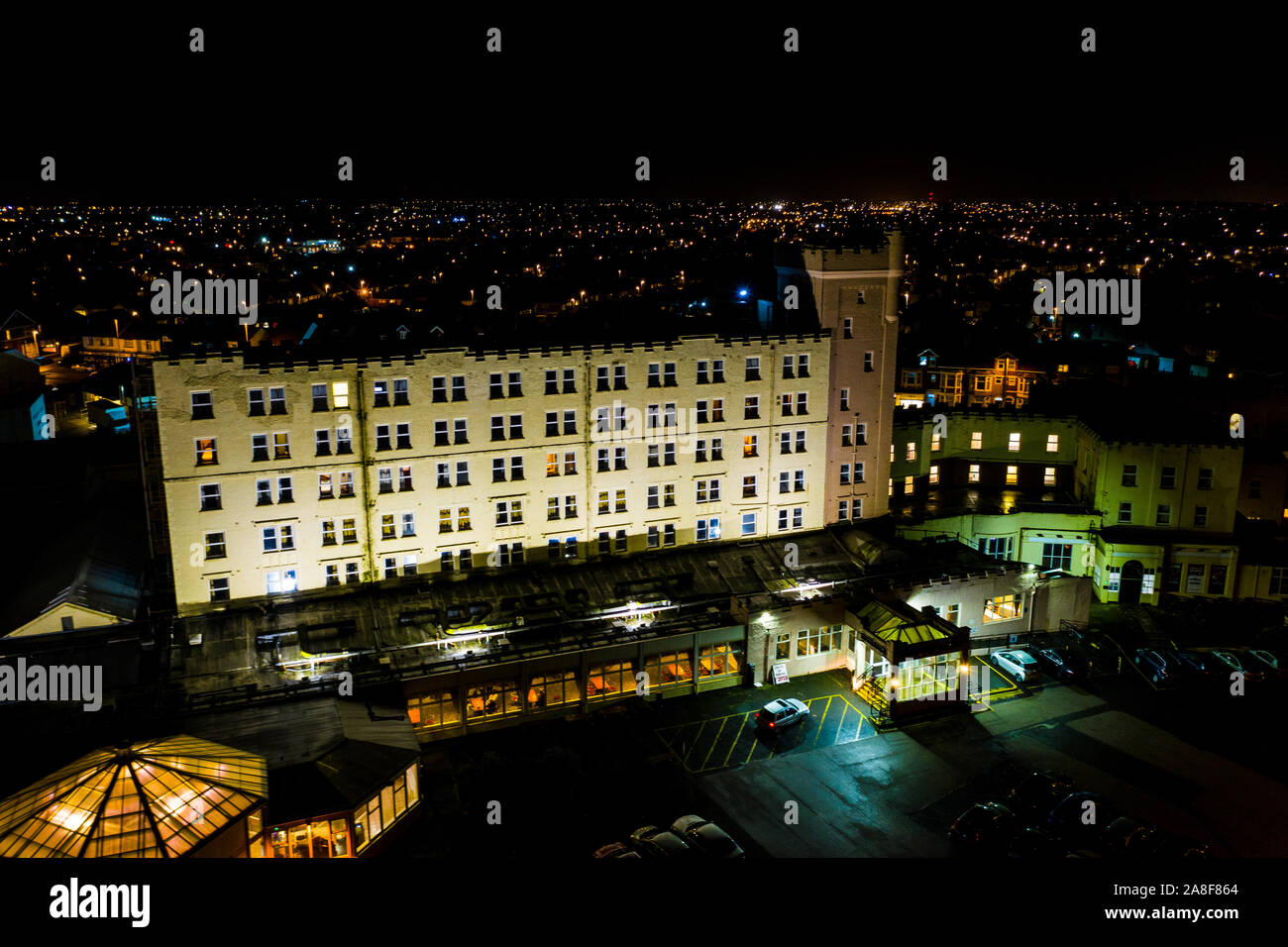 Belles vues aériennes de Blackpool la nuit, y compris Norbreck Castle Hotel situé sur le front de mer, paysage urbain Banque D'Images