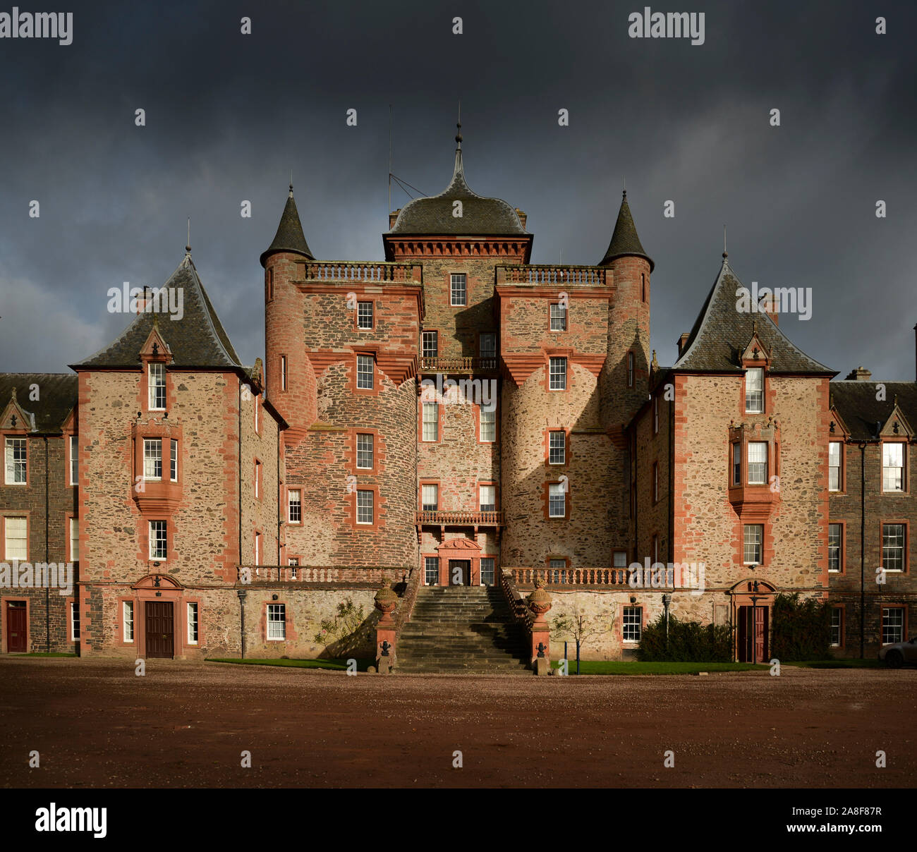 L'imposante façade de Thirlestane Castle près de Lauder dans la région des Scottish Borders. Banque D'Images