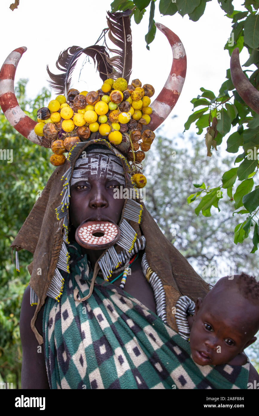 Tribu Mursi Coiffure Femme Avec Bebe Vallee De L Omo En Ethiopie Photo Stock Alamy Tribu Mursi Coiffure Femme Avec Bebe Vallee De L Omo En Ethiopie Photo Stock Alamy