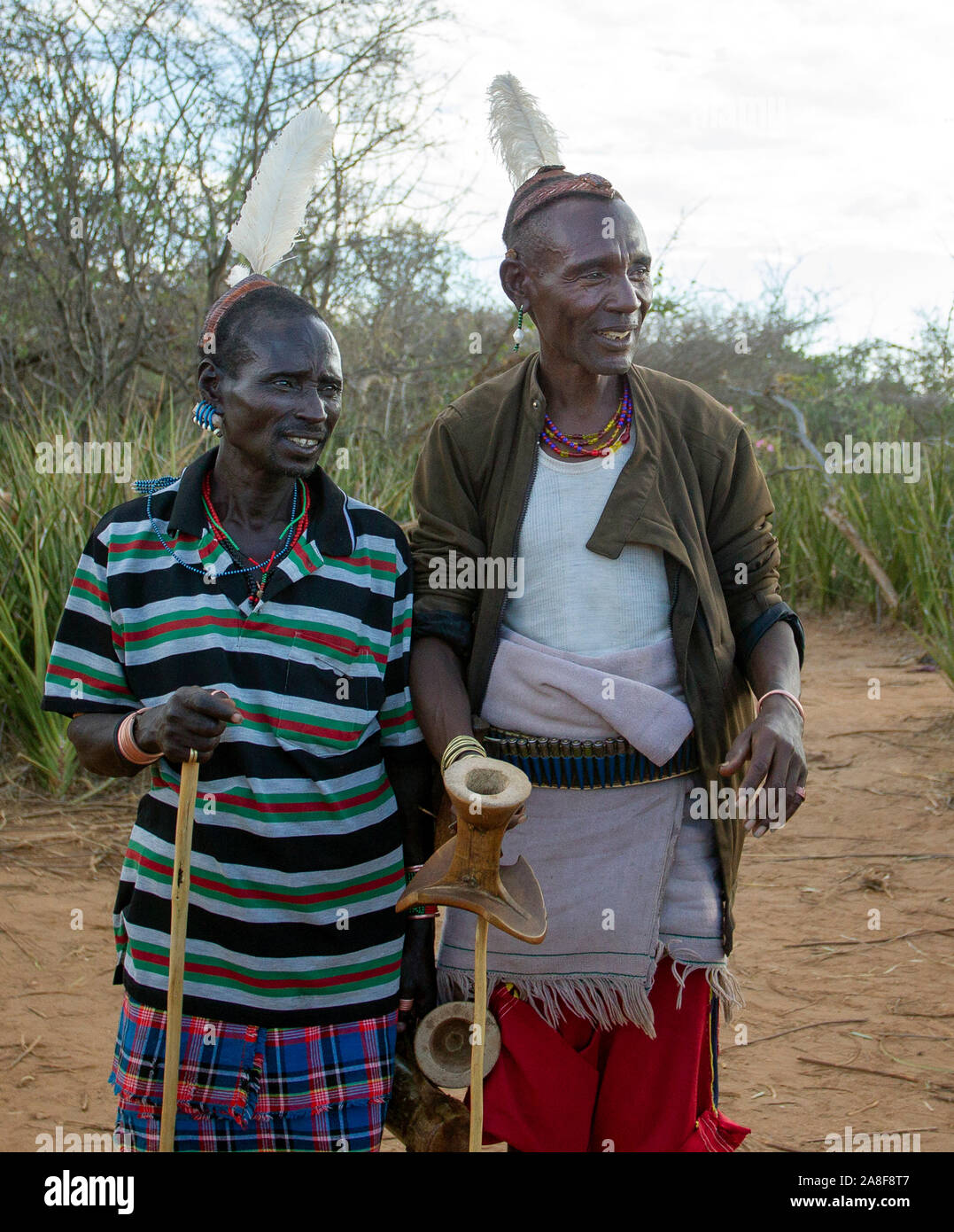 Les hommes portent des tribu Hamer blanc traditionnel des chasseurs près de plumes d'autruche Turmi Ethiopie Banque D'Images