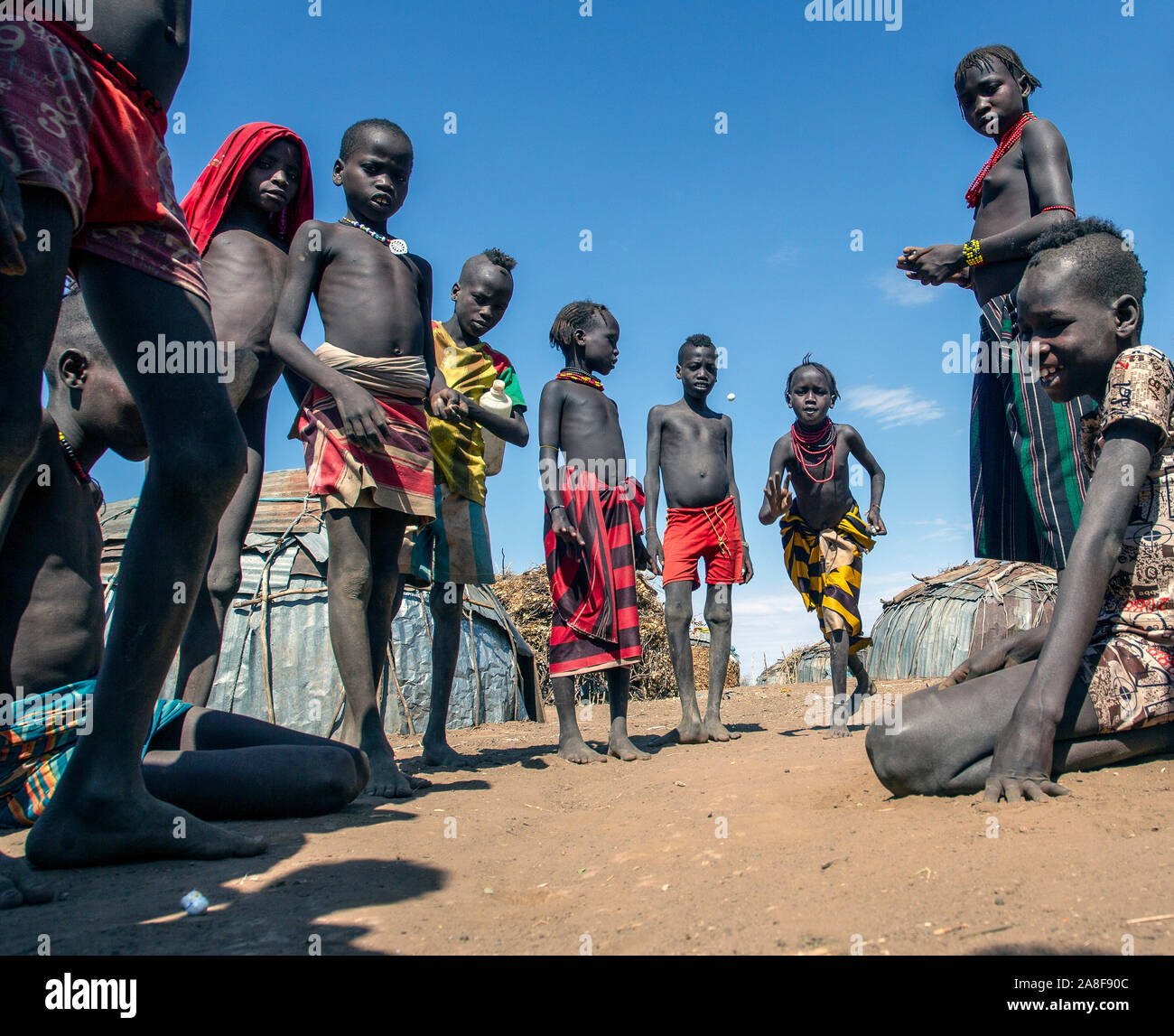 Dassenach les enfants jouer aux billes près d'Omorate Ethiopia Banque D'Images
