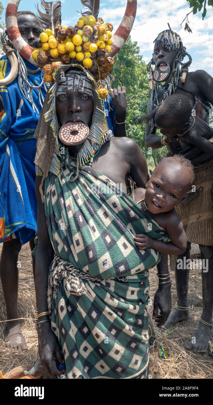 Tribu Mursi Coiffure Femme Avec Bebe Vallee De L Omo En Ethiopie Photo Stock Alamy