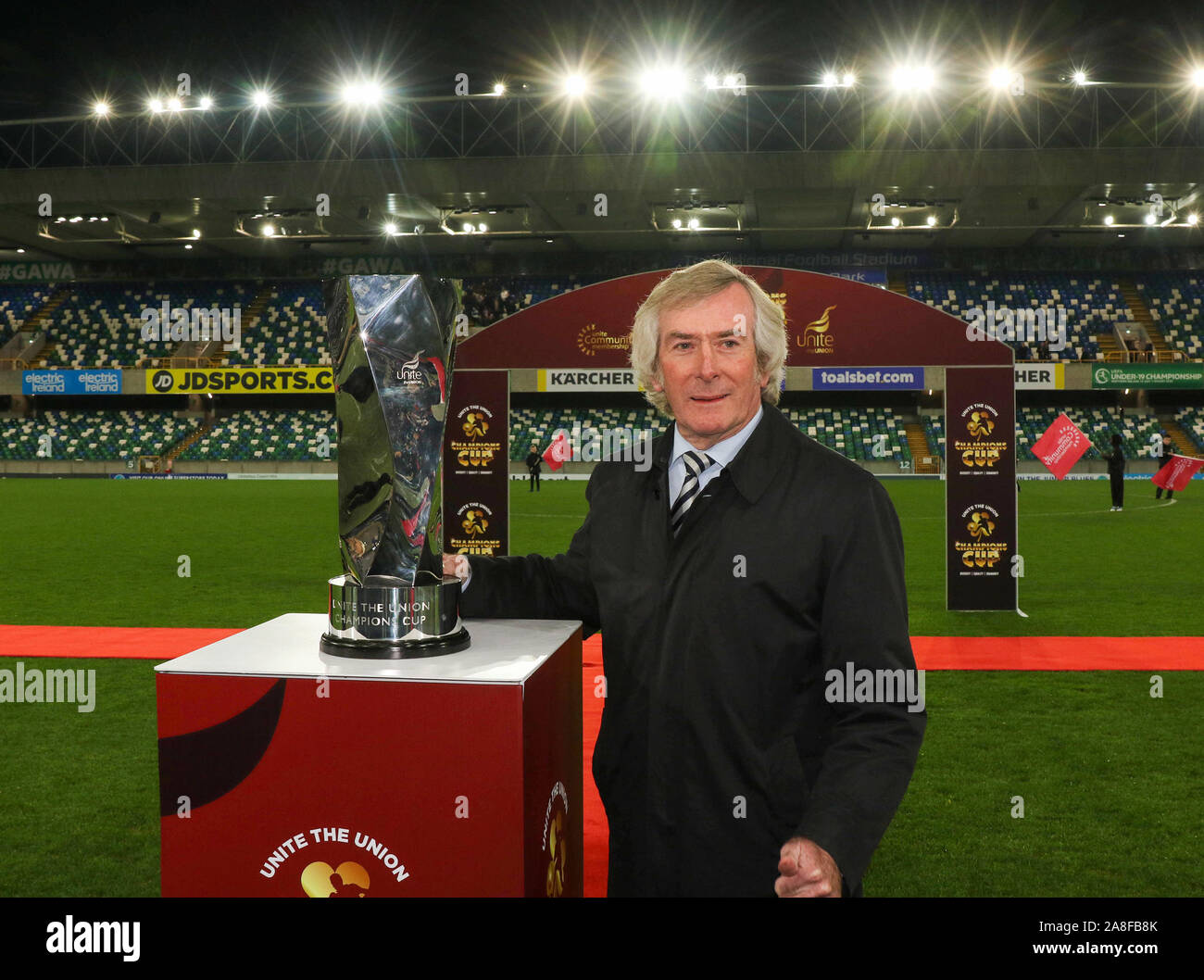 Windsor Park, Belfast, Irlande du Nord, Royaume-Uni. Le 08 novembre 2019. UNITE the Union Coupe des Champions (Première partie) - Linfield v Dundalk (blanc/noir). La première action de jambe ce soir à Belfast.unir l'Ambassadeur Pat Jennings avec le trophée. Crédit : David Hunter/Alamy Live News. Banque D'Images