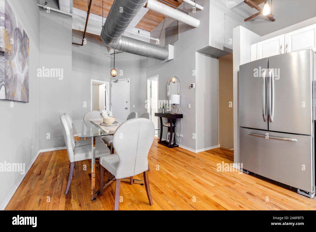 Petite salle à manger salon, près de la cuisine, dans un petit condo de Chicago avec un plafond. Banque D'Images