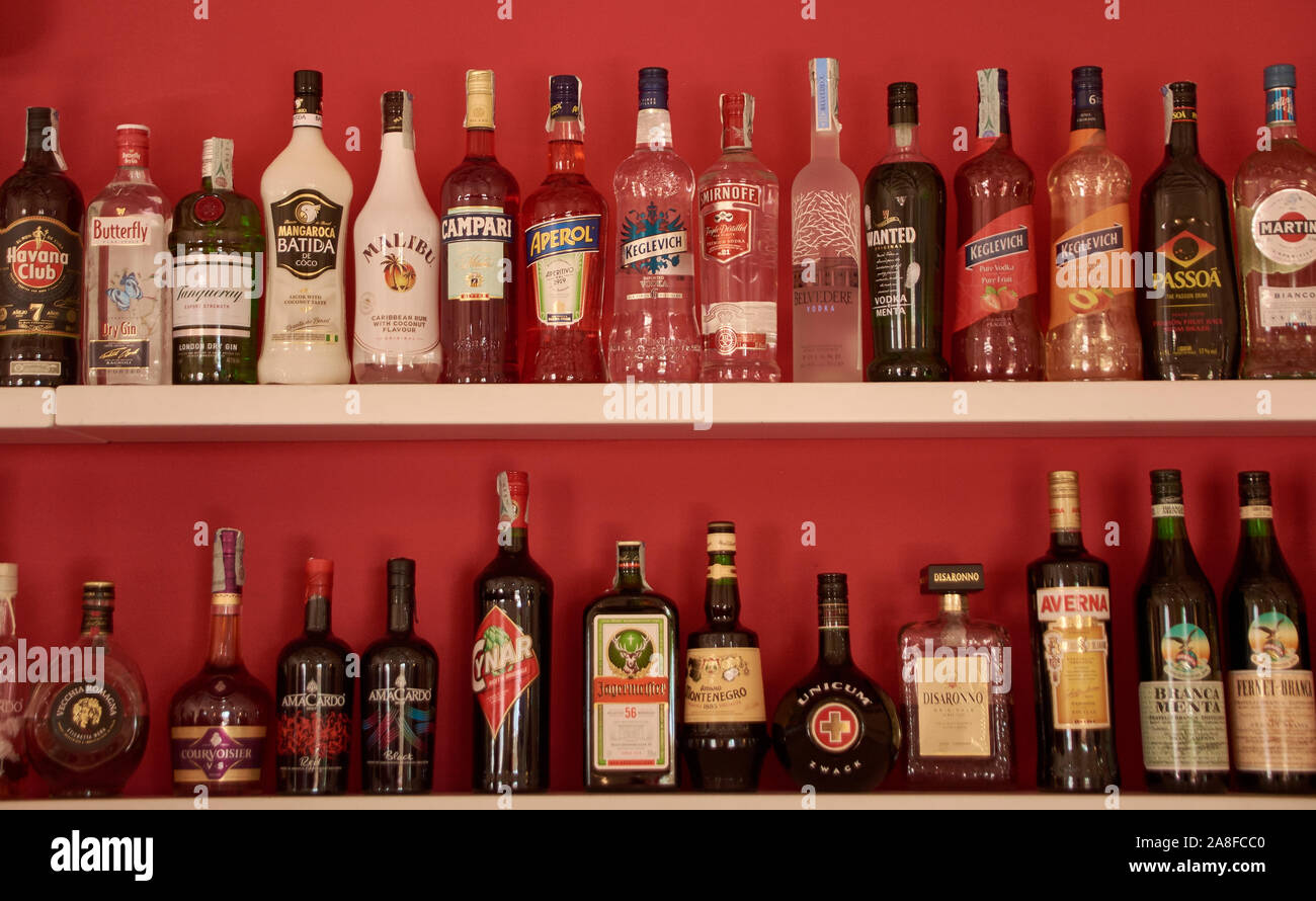 Étagère pleine de bouteilles d'alcool Photo Stock - Alamy