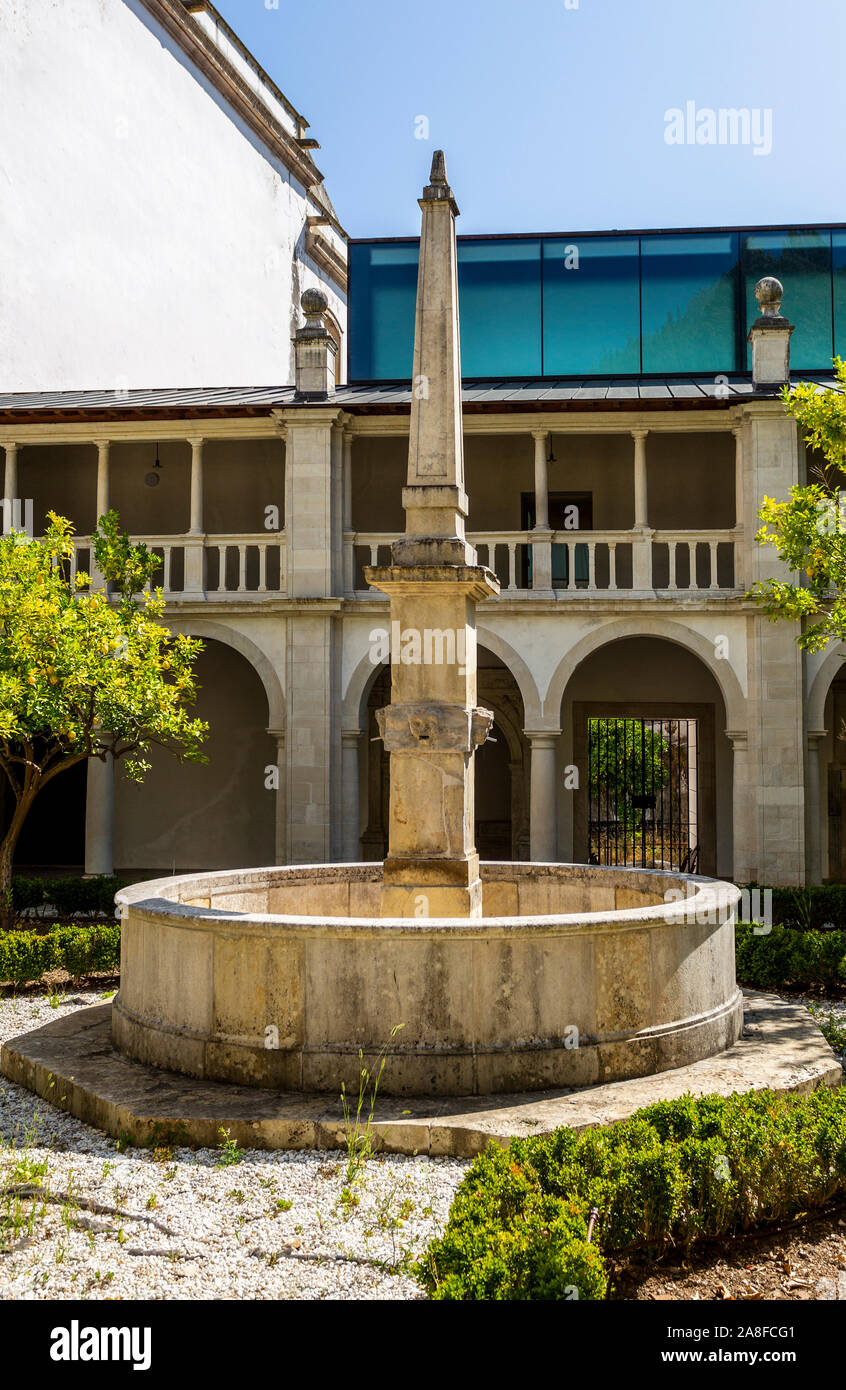 Détail de la fontaine d'eau de la cloître Renaissance du Monastère de Sainte Marie de Lorvao, Coimbra, Portugal Banque D'Images
