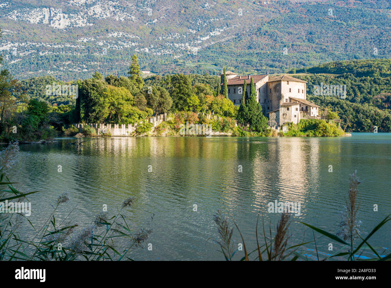 Lac et Castel Toblino, emplacement idyllique dans la province de Trente, Trentin-Haut-Adige, Italie du nord. Banque D'Images