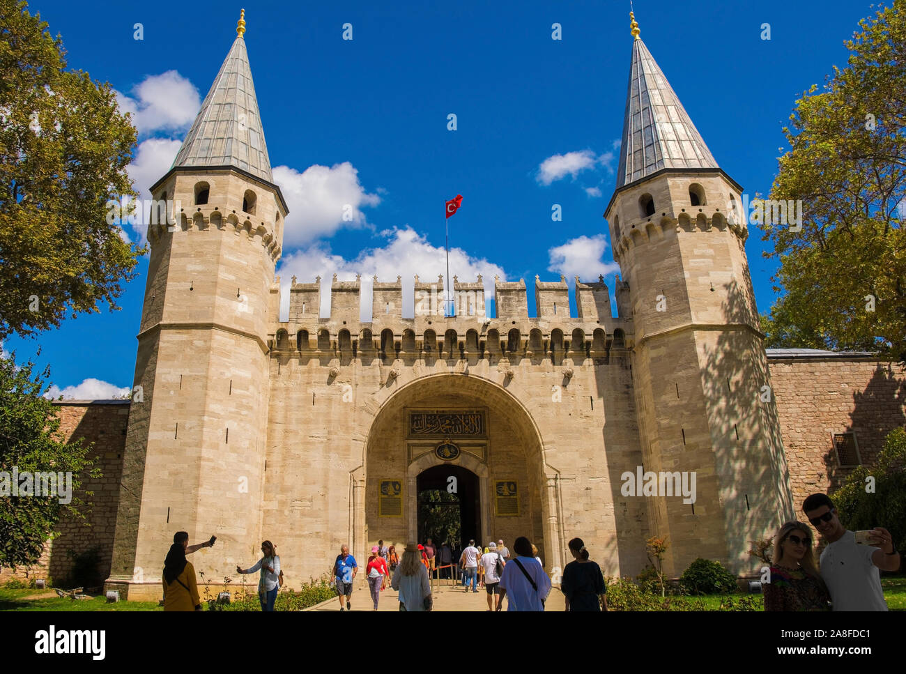 Istanbul, Turquie - 6 septembre 2019. Les touristes à l'extérieur de la porte du salut dans le palais de Topkapi, Istanbul, Turquie. Aussi connu sous le nom de Middle Gate Banque D'Images