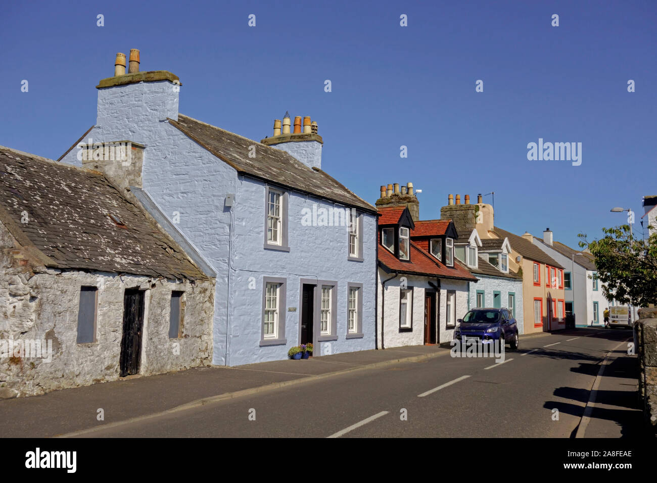 Rue principale dans le village balnéaire de l'île de Whithorn dans le Machars de Wigtownshire à Dumfries and Galloway, Scotland, UK. Banque D'Images