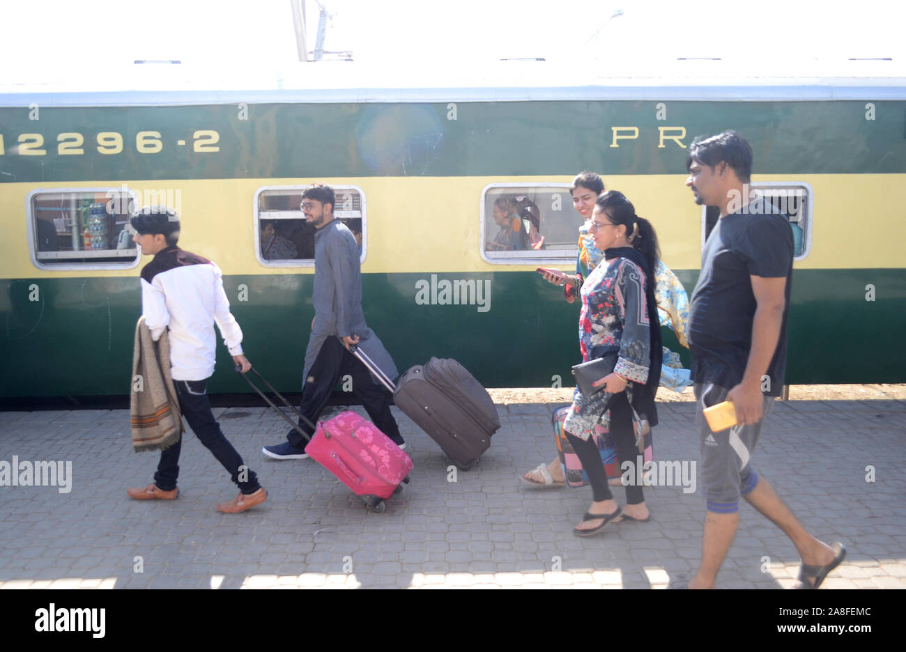 Hyderabad, Pakistan. 05Th Nov, 2019. Une famille Sikh va Kartar pur pour assister à l'événement religieux il y a la gare de Hyderabad par le train spécial (Photo par Jan Ali Laghari/Pacific Press) Credit : Pacific Press Agency/Alamy Live News Banque D'Images