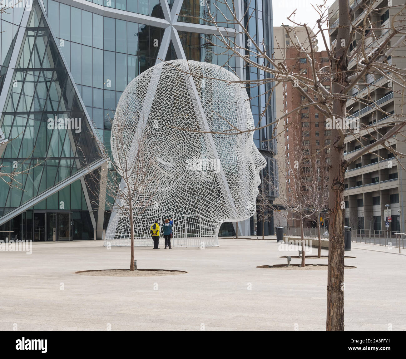 Sculptures en plein air appelé Wonderland par Jaume Plensa, courbure extérieure, 6e Avenue, Calgary, Canada Banque D'Images