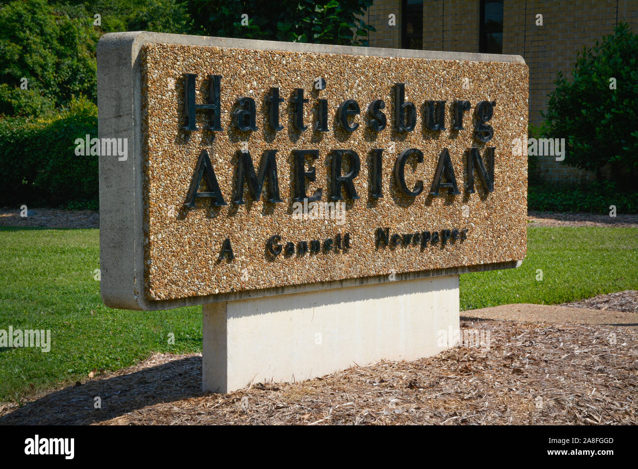 Une conception de pierre concassée pour la signalisation sur le terrain de l'entrée de l'Hattiesburg American, un journal de Gannett à Hattiesburg, MS, ETATS UNIS Banque D'Images