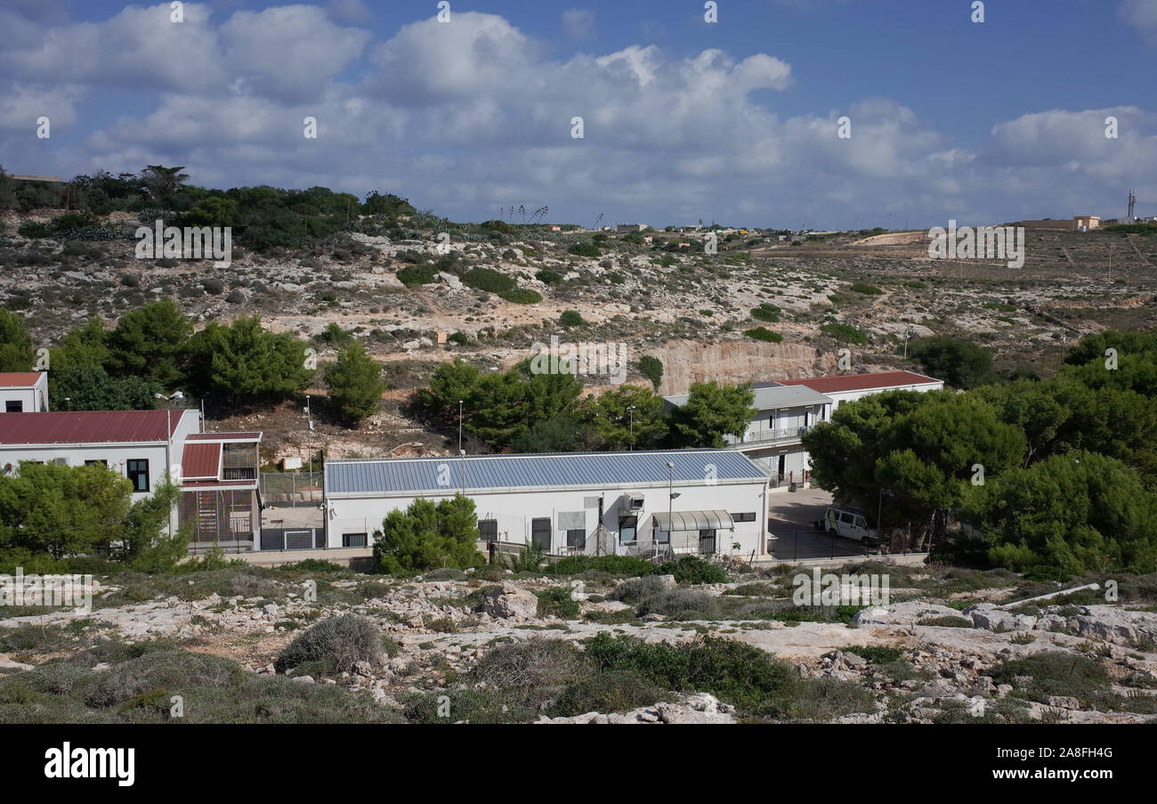 *** Strictement AUCUNE VENTES À DES MÉDIAS OU DES ÉDITEURS FRANÇAIS *** 22 octobre 2019 - Lampedusa, Italie : Le hotspot pour migrants arrivant à Lampedusa. Les migrants restent généralement que quelques jours ici avant d'être transférés à de plus grands centres de migrants en Sicile. Le Wi-Fi de Lampedusa, dans lequel sont loges les migrants arrivant par leur propre moyen sur l'ile, avant leur transfert vers la Sicile. Banque D'Images