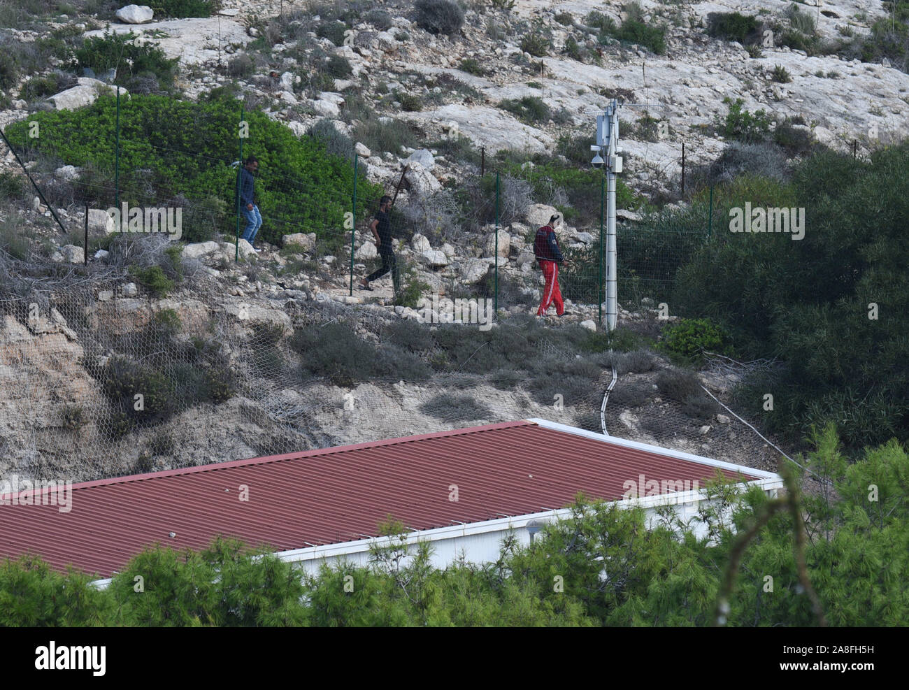 *** Strictement AUCUNE VENTES À DES MÉDIAS OU DES ÉDITEURS FRANÇAIS *** 22 octobre 2019 - Lampedusa, Italie : Le hotspot pour migrants arrivant à Lampedusa. Les migrants restent généralement que quelques jours ici avant d'être transférés à de plus grands centres de migrants en Sicile. Le Wi-Fi de Lampedusa, dans lequel sont loges les migrants arrivant par leur propre moyen sur l'ile, avant leur transfert vers la Sicile. Banque D'Images