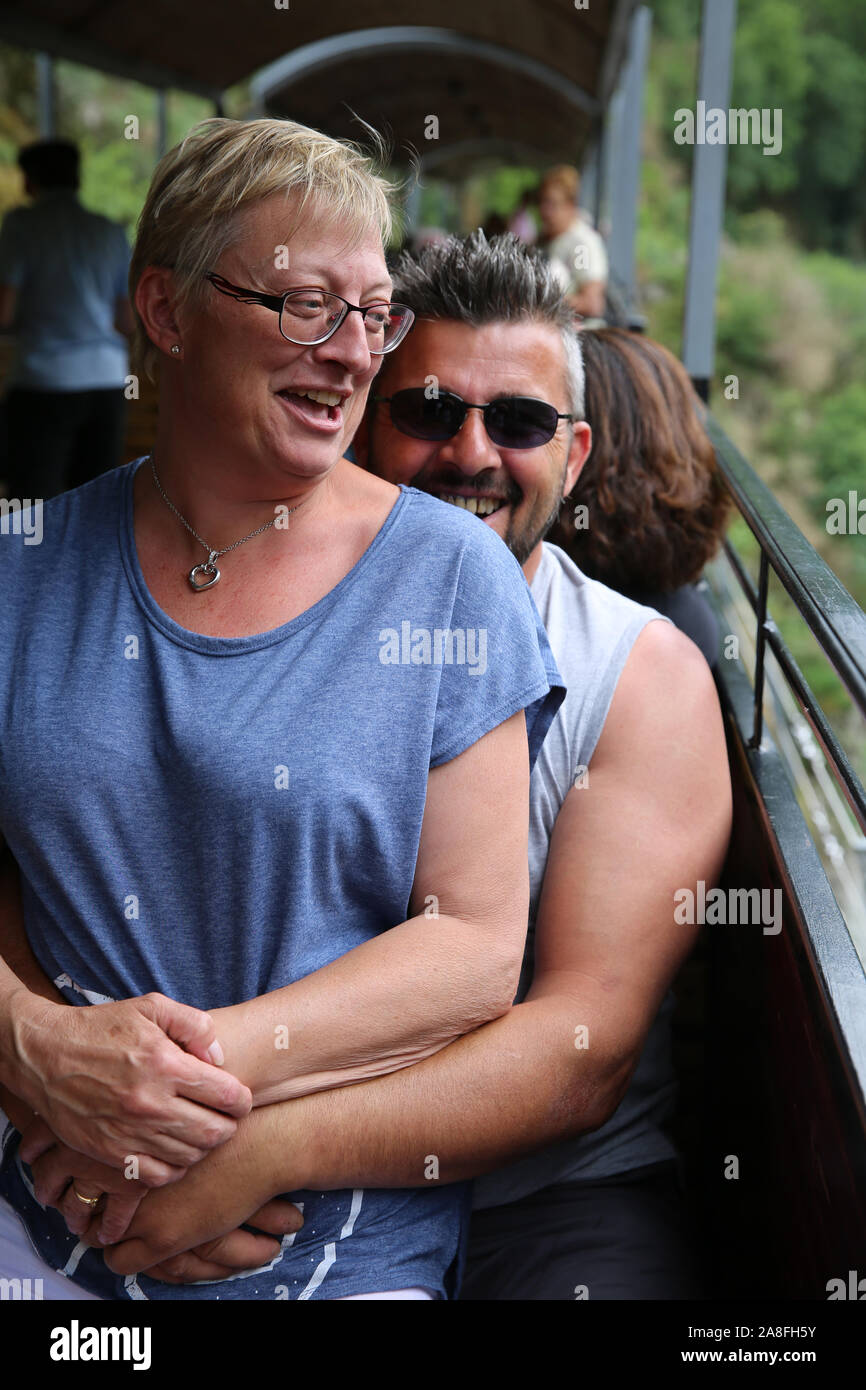 Couple d'âge moyen de câlins sur un Scenic train. Banque D'Images