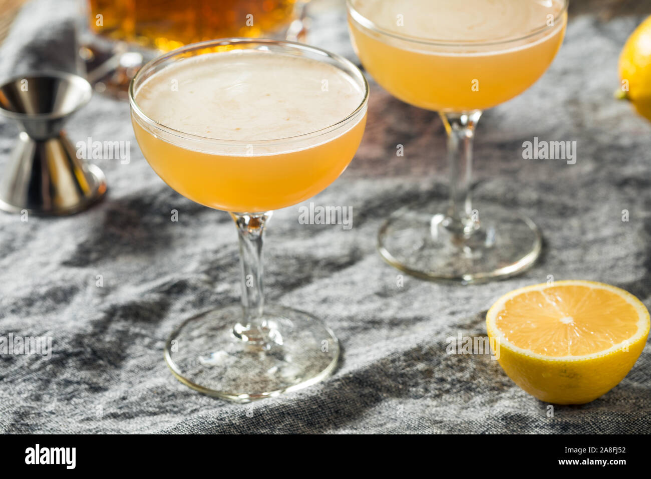 Citron Cocktail Daisy Brandy faits maison avec de l'eau gazeuse Banque D'Images