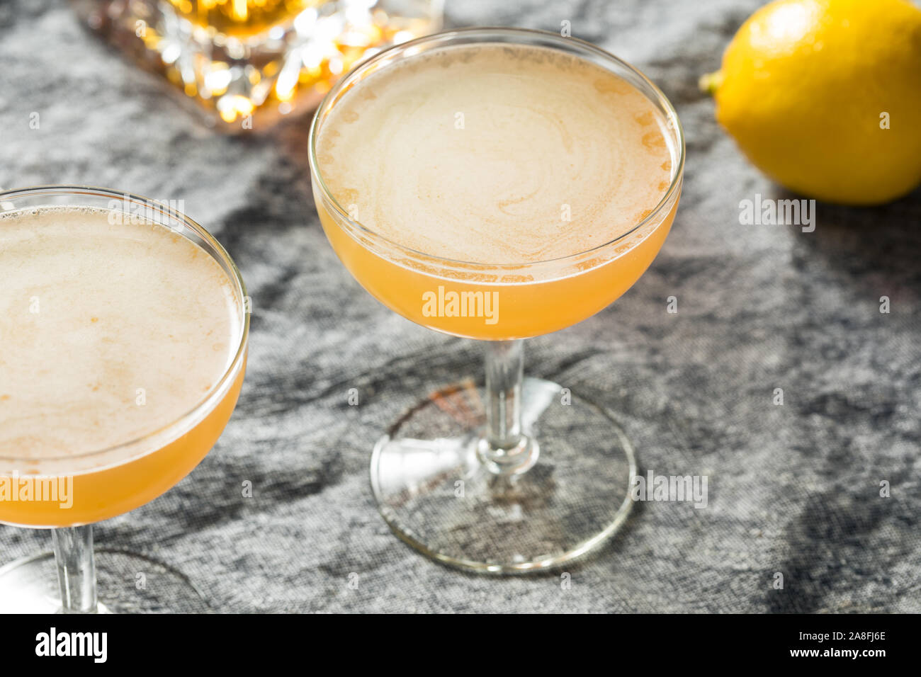 Citron Cocktail Daisy Brandy faits maison avec de l'eau gazeuse Banque D'Images