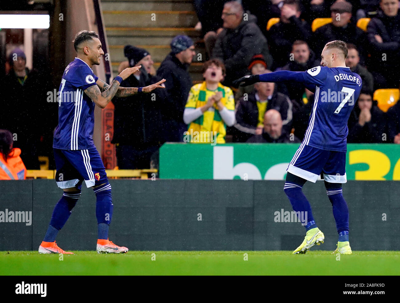 Gerard Deulofeu de Watford (à droite) célèbre marquant son but premier du côté du jeu au cours de la Premier League match à Carrow Road, Norwich. Banque D'Images