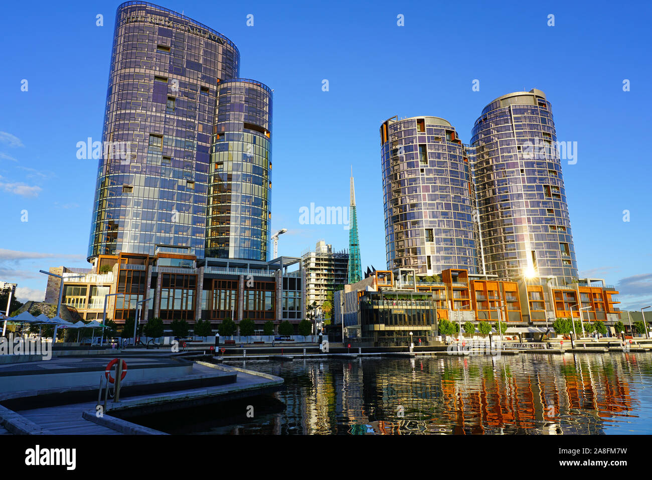 PERTH, AUSTRALIE - 1 JUL 2019- Avis de l'Hôtel Ritz Carlton Perth, un nouvel hôtel de luxe dans un gratte-ciel de verre sur Elizabeth Quay surplombant la rivière Swan dans Banque D'Images