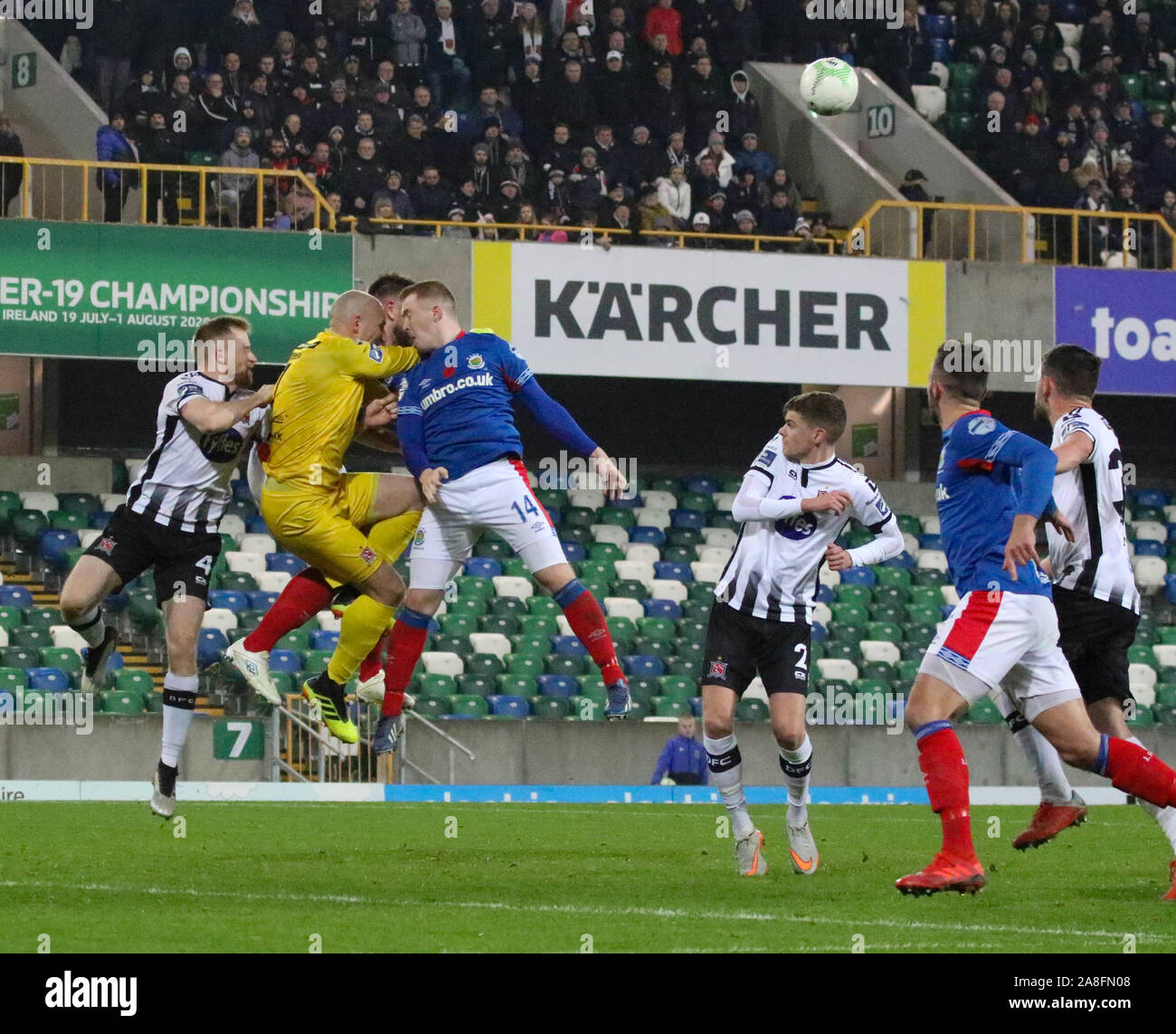 Windsor Park, Belfast, Irlande du Nord, Royaume-Uni. Le 08 novembre 2019. UNITE the Union Coupe des Champions (Première partie) - Linfield v Dundalk (blanc/noir). La première action de jambe ce soir à Belfast.Dundalk gardien Gary Rogers poinçons clair. Crédit : David Hunter/Alamy Live News. Banque D'Images