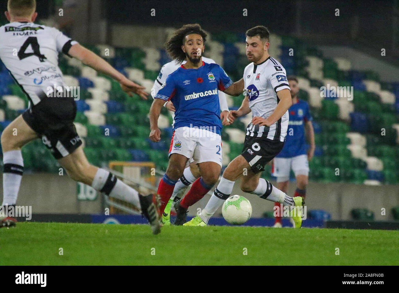 Windsor Park, Belfast, Irlande du Nord, Royaume-Uni. Le 08 novembre 2019. UNITE the Union Coupe des Champions (Première partie) - Linfield v Dundalk (blanc/noir). La première action de jambe ce soir à Belfast.Bastien Hery (21) sur l'attaque de Linfield. Crédit : David Hunter/Alamy Live News. Banque D'Images