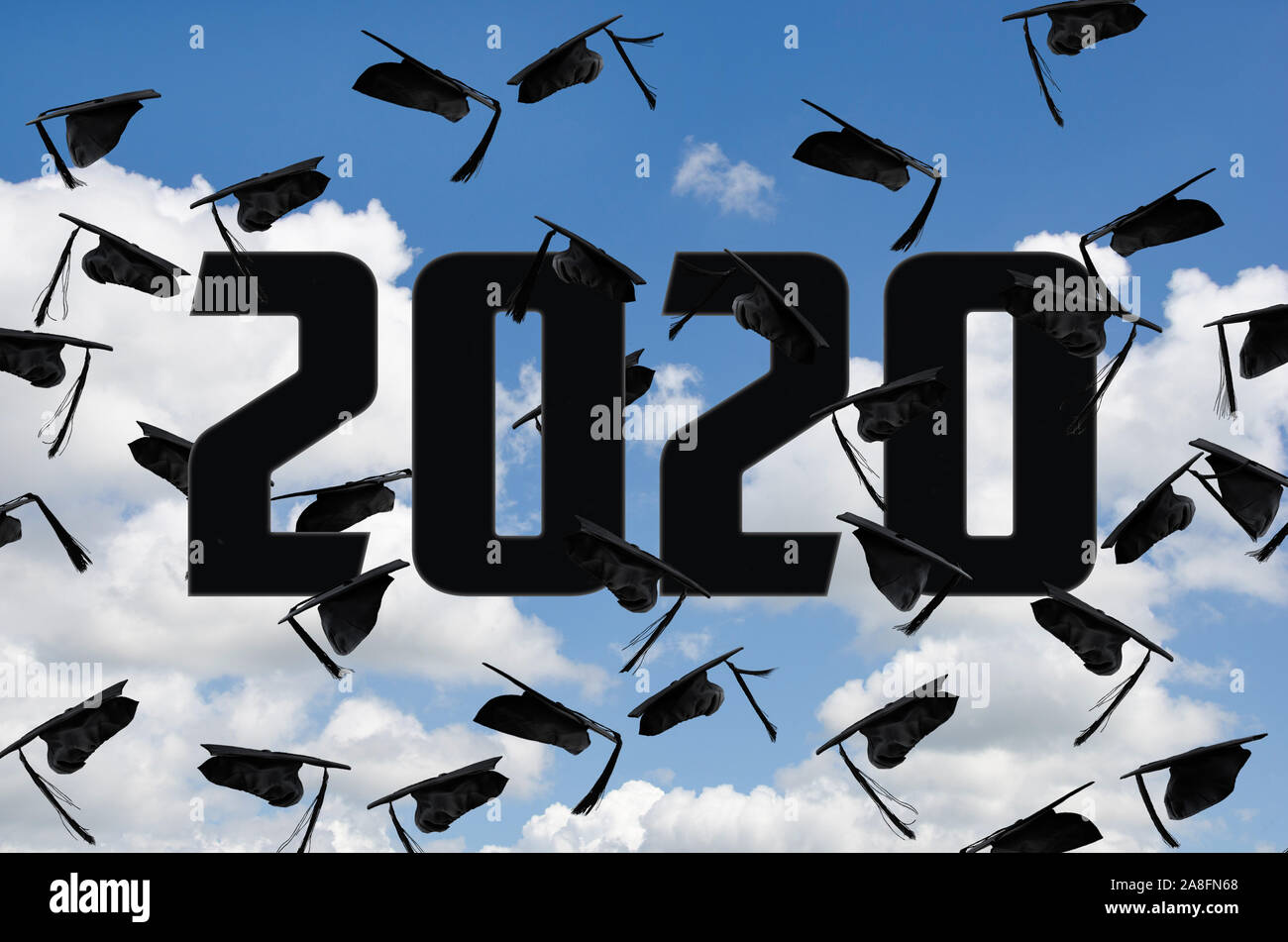 Noir en suspension dans l'obtention du diplôme les chapeaux de ciel d'été pour la classe de 2020 Banque D'Images Noir en suspension dans l'obtention du diplôme les chapeaux de ciel d'été pour la classe de 2020 Banque D'Images