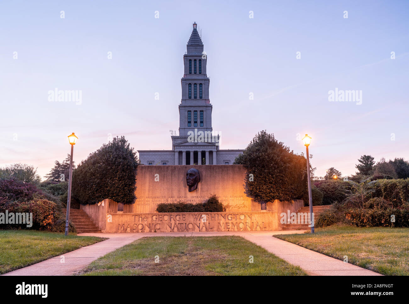 Alexandria, VA - 4 novembre 2019 : Coucher de soleil sur le George Washington Masonic National Memorial Banque D'Images