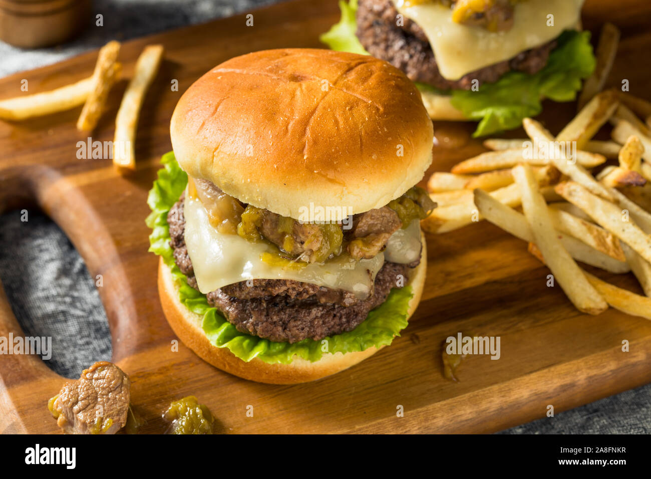 Colorado maison Green Chili de porc avec du fromage à Hamburger Banque D'Images