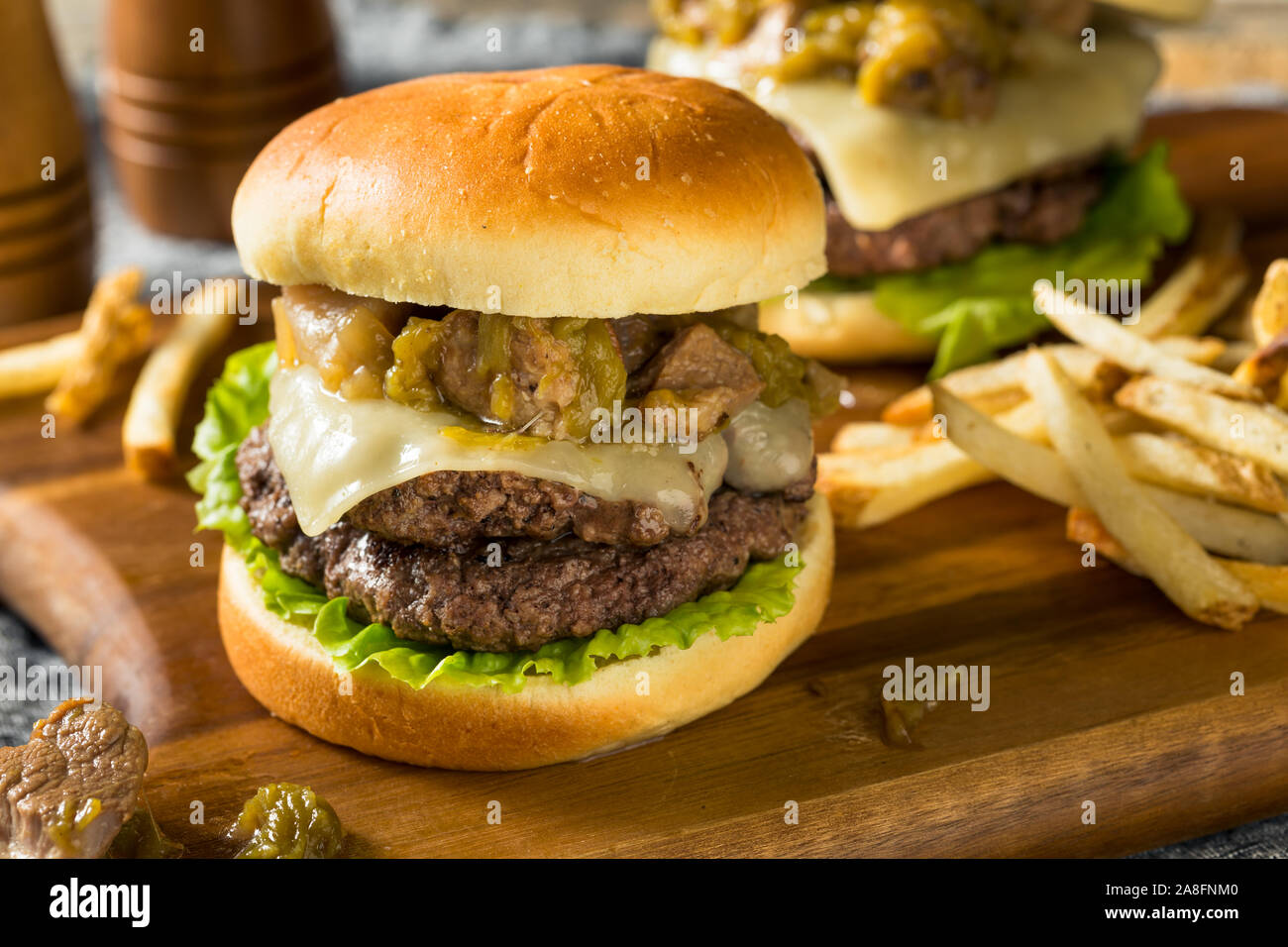 Colorado maison Green Chili de porc avec du fromage à Hamburger Banque D'Images