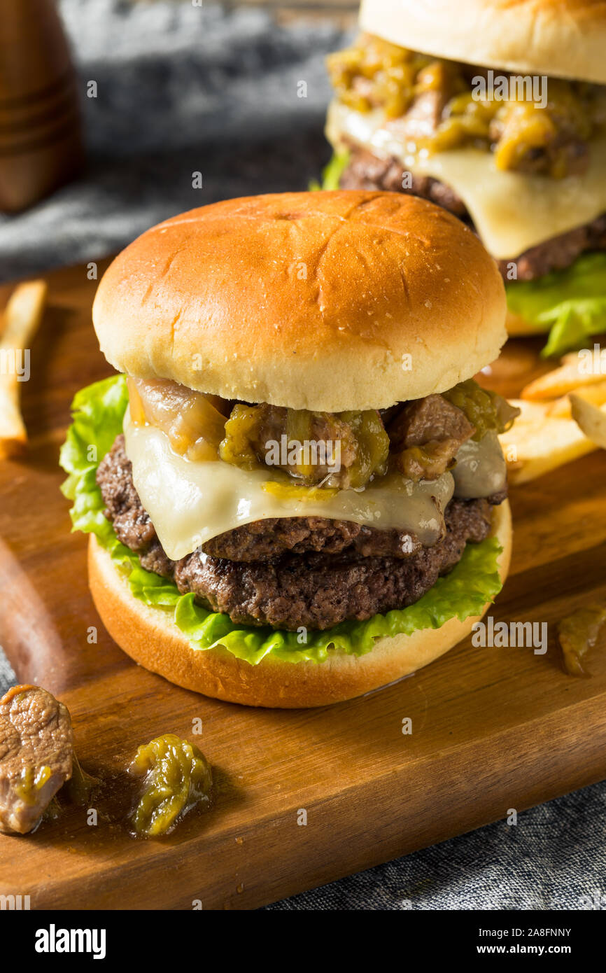 Colorado maison Green Chili de porc avec du fromage à Hamburger Banque D'Images