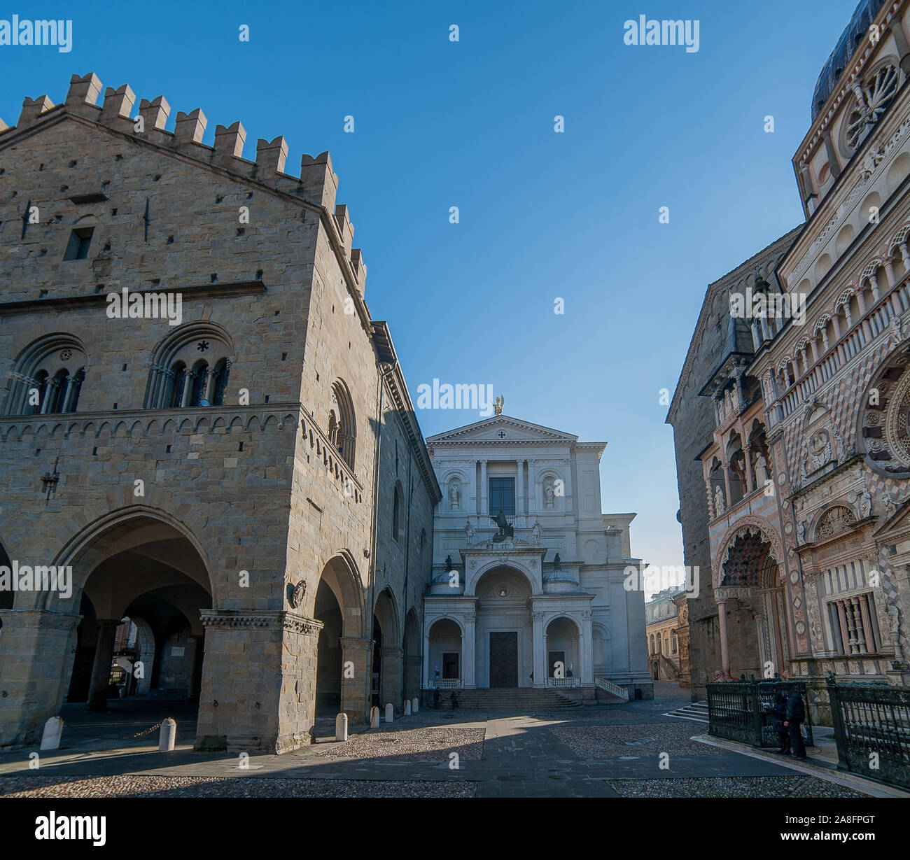 La Piazza Vecchia à partir de l'arcade du Palazzo della Ragione à la Cathédrale de Bergame Banque D'Images