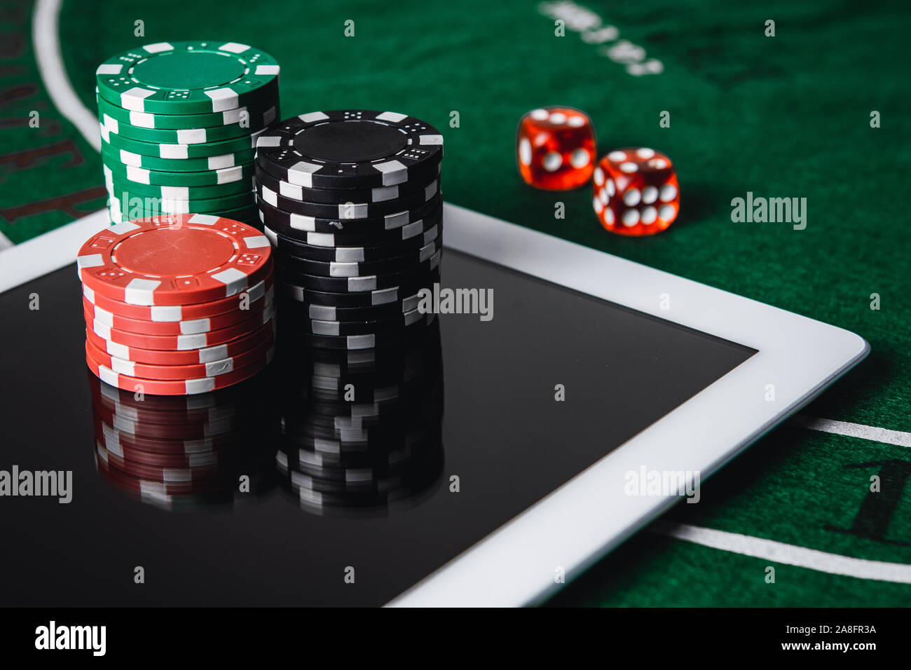 Jouer au poker en ligne. Casino en ligne - concept de jeu en ligne Photo  Stock - Alamy